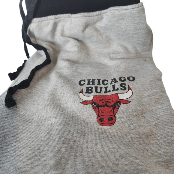 Chicago Bulls Long Shorts Size Large - Picture 4 of 5